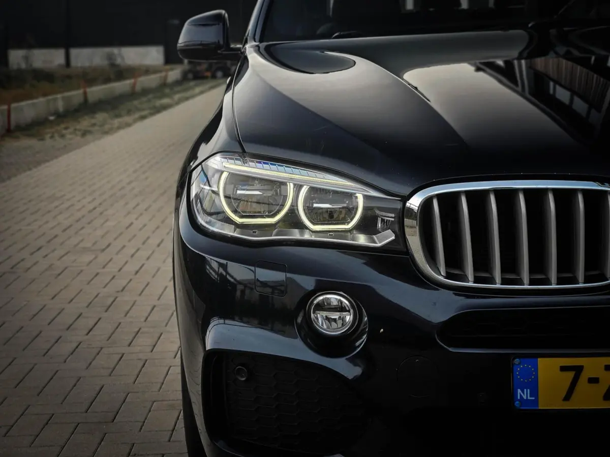 40D xDrive M-Sport | HUD | COMFORTZETELS | PANO | LED | CARBONSCHWARZ METTALIC | TREKHAAK | MEMORY