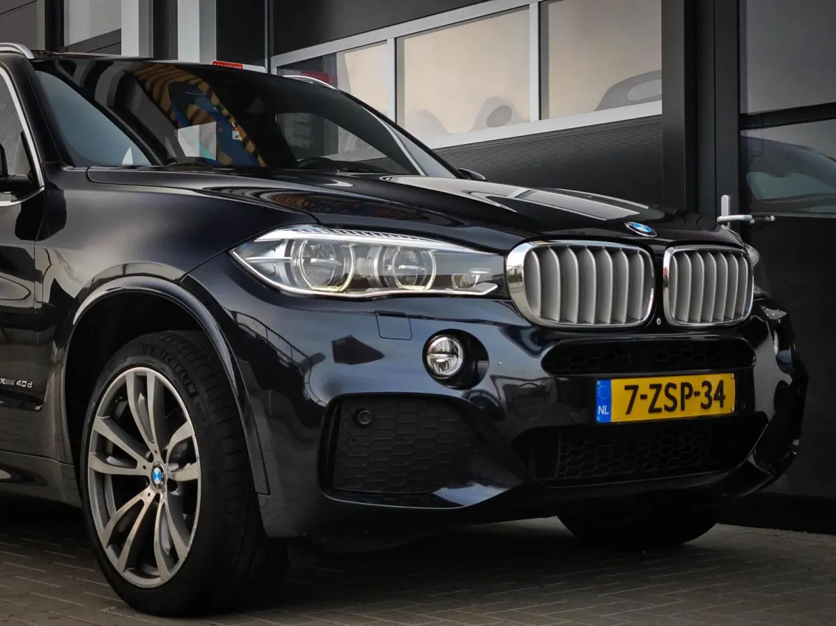 40D xDrive M-Sport | HUD | COMFORTZETELS | PANO | LED | CARBONSCHWARZ METTALIC | TREKHAAK | MEMORY