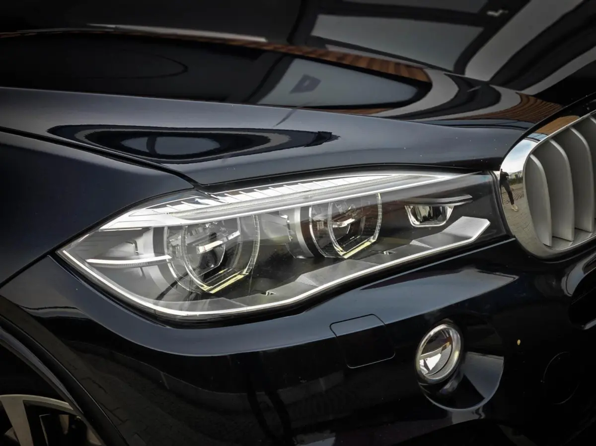 40D xDrive M-Sport | HUD | COMFORTZETELS | PANO | LED | CARBONSCHWARZ METTALIC | TREKHAAK | MEMORY