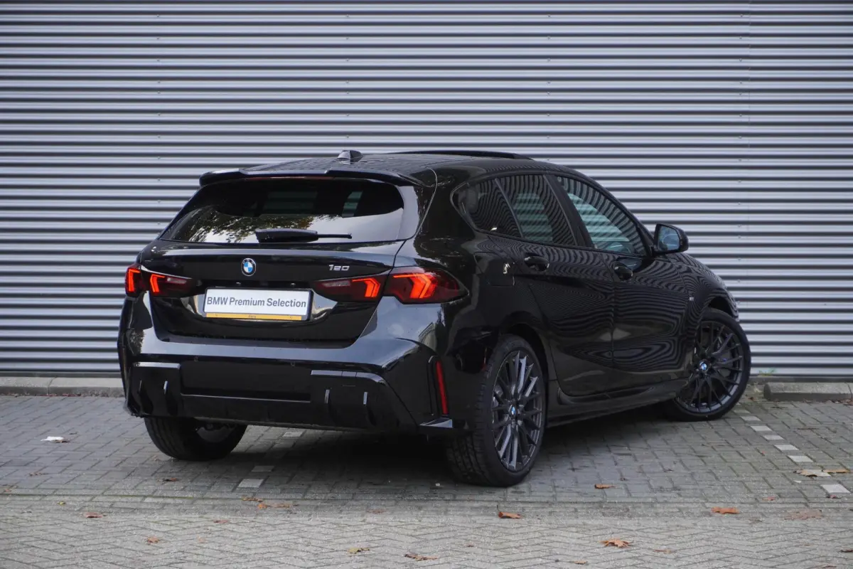 5-deurs 120 M Sportpakket Pro | Panoramadak elektrisch | Driving Assistant | Head-Up Display | Adaptief M-onderstel |