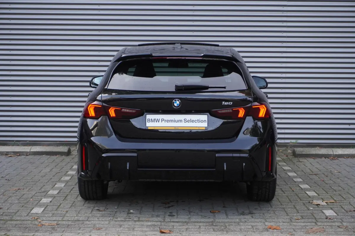 5-deurs 120 M Sportpakket Pro | Panoramadak elektrisch | Driving Assistant | Head-Up Display | Adaptief M-onderstel |