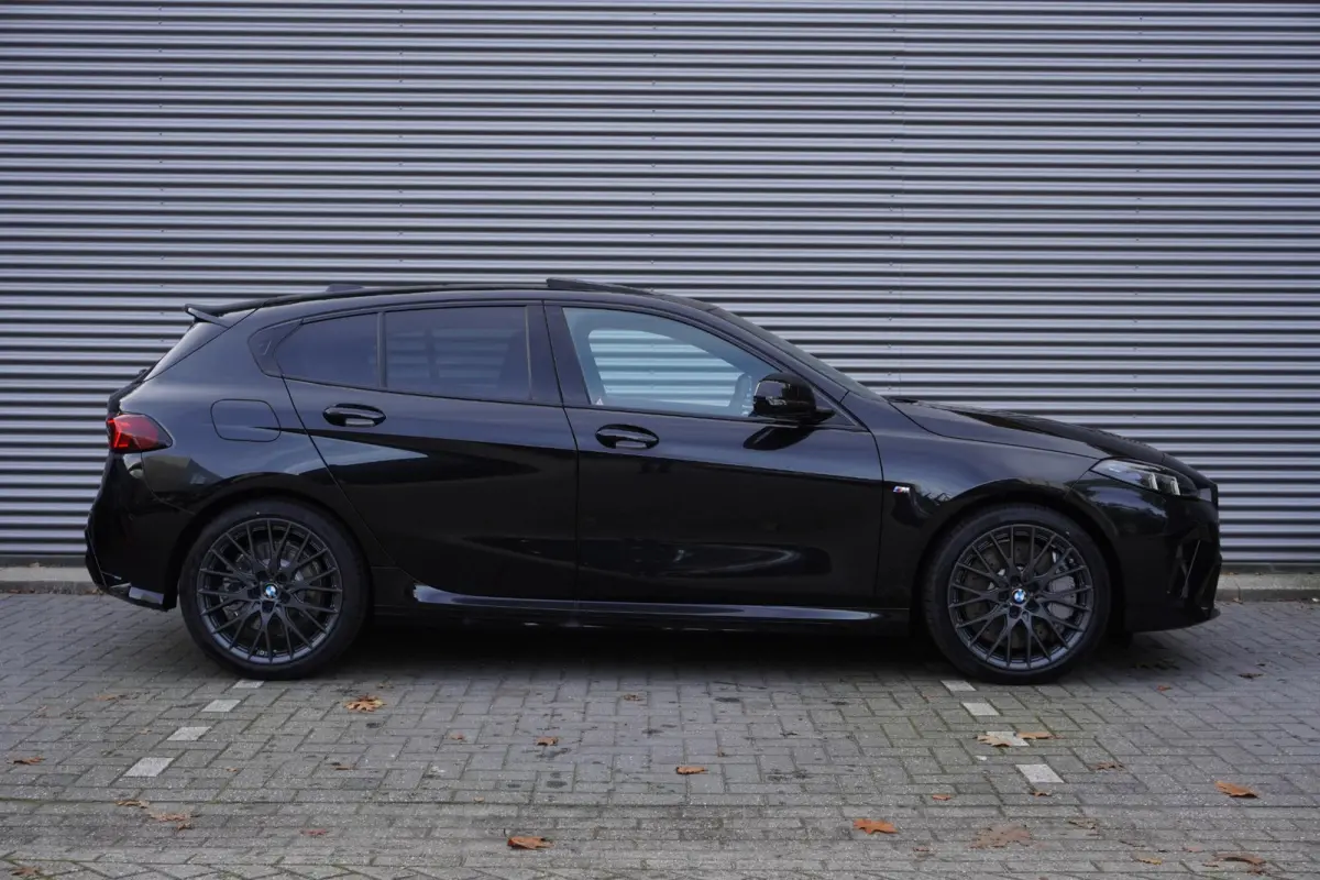 5-deurs 120 M Sportpakket Pro | Panoramadak elektrisch | Driving Assistant | Head-Up Display | Adaptief M-onderstel |