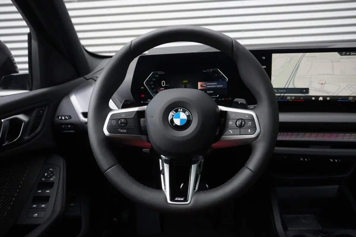 5-deurs 120 M Sportpakket Pro | Panoramadak elektrisch | Driving Assistant | Head-Up Display | Adaptief M-onderstel |