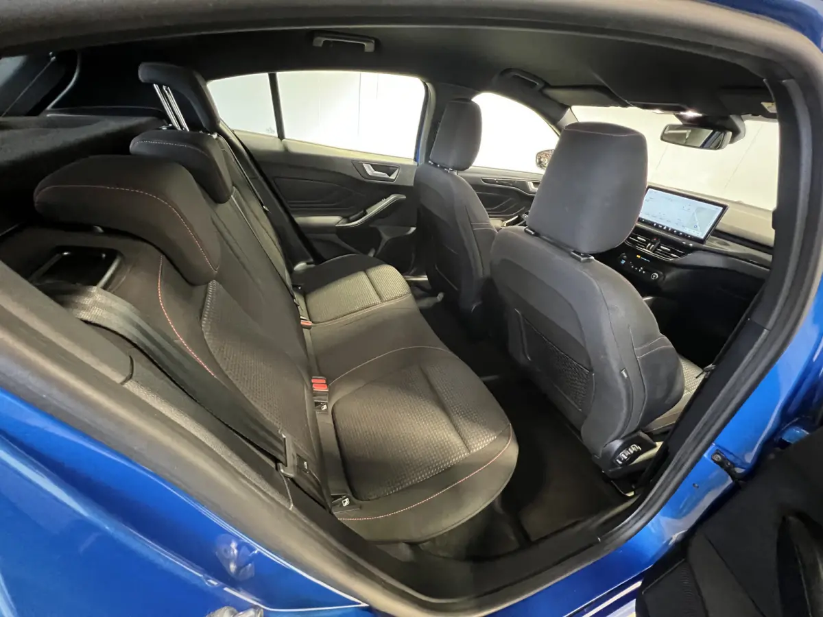 1.0 EcoBoost Hybrid ST Line | Navigatie/Android/Apple Carplay | LM Velgen 17" | Parkeersensoren Voor en Achter | Cruise Control | Airco |