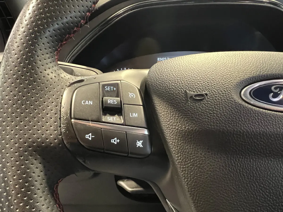 1.0 EcoBoost Hybrid ST Line | Navigatie/Android/Apple Carplay | LM Velgen 17" | Parkeersensoren Voor en Achter | Cruise Control | Airco |