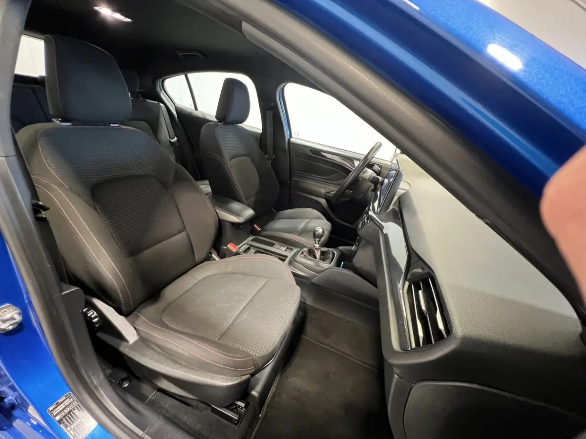 1.0 EcoBoost Hybrid ST Line | Navigatie/Android/Apple Carplay | LM Velgen 17" | Parkeersensoren Voor en Achter | Cruise Control | Airco |