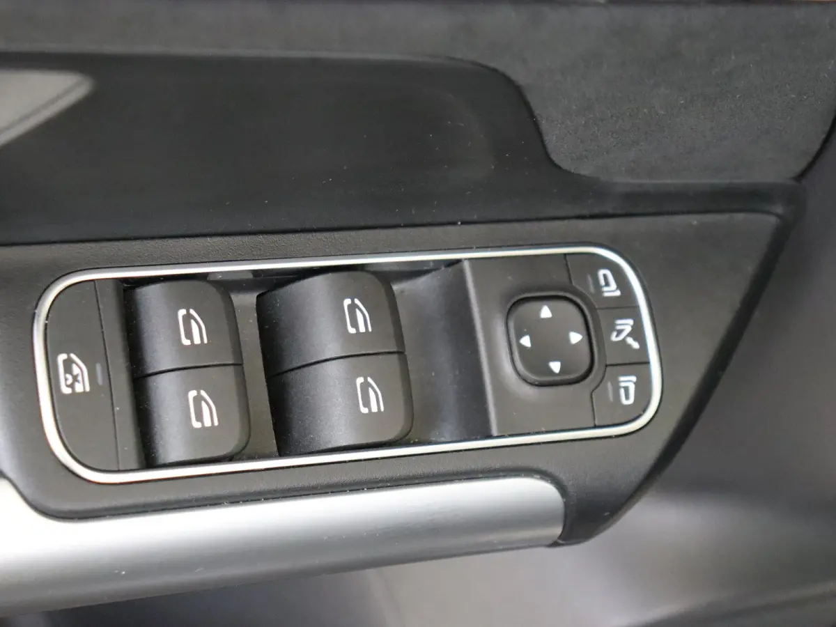 250 e Business Solution AMG Panoramadak / Nightpakket / Parkeercamera / Stoelverwarming / Keyless / Elektr. Achterklep