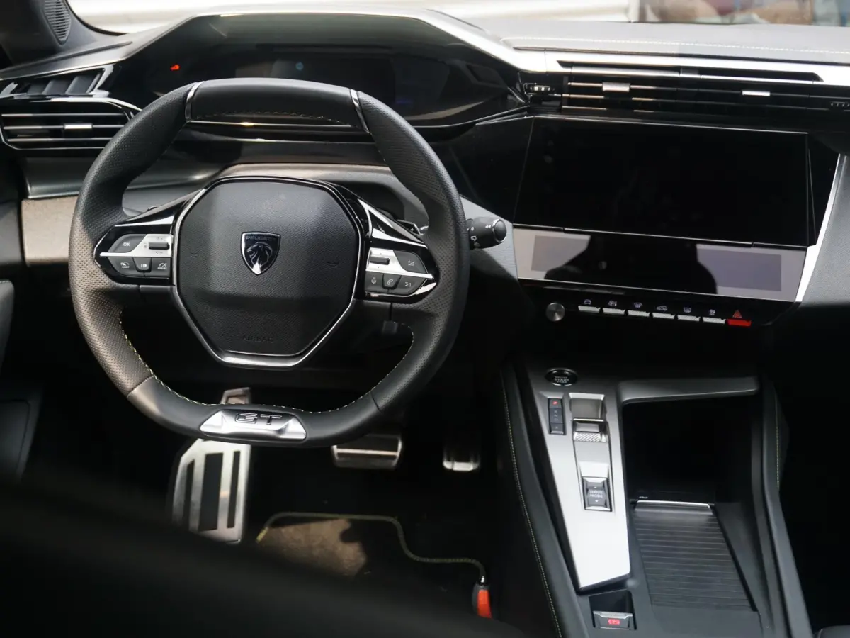 1.6 Plug-in Hybrid 225 GT