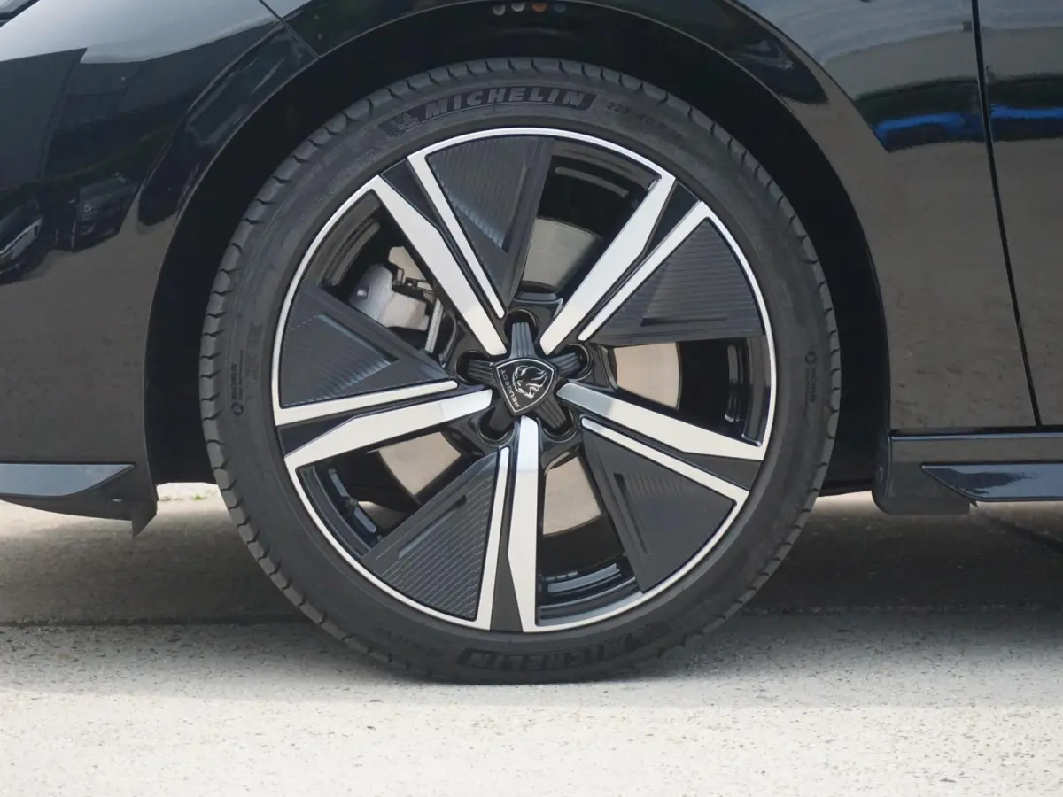 1.6 Plug-in Hybrid 225 GT
