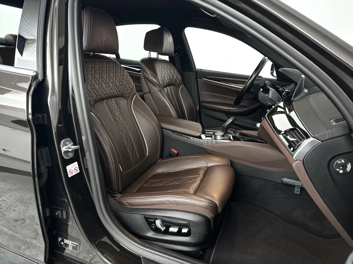 520i High Executive Edition | Navigatie | Head-up Display | Stoelverwarming