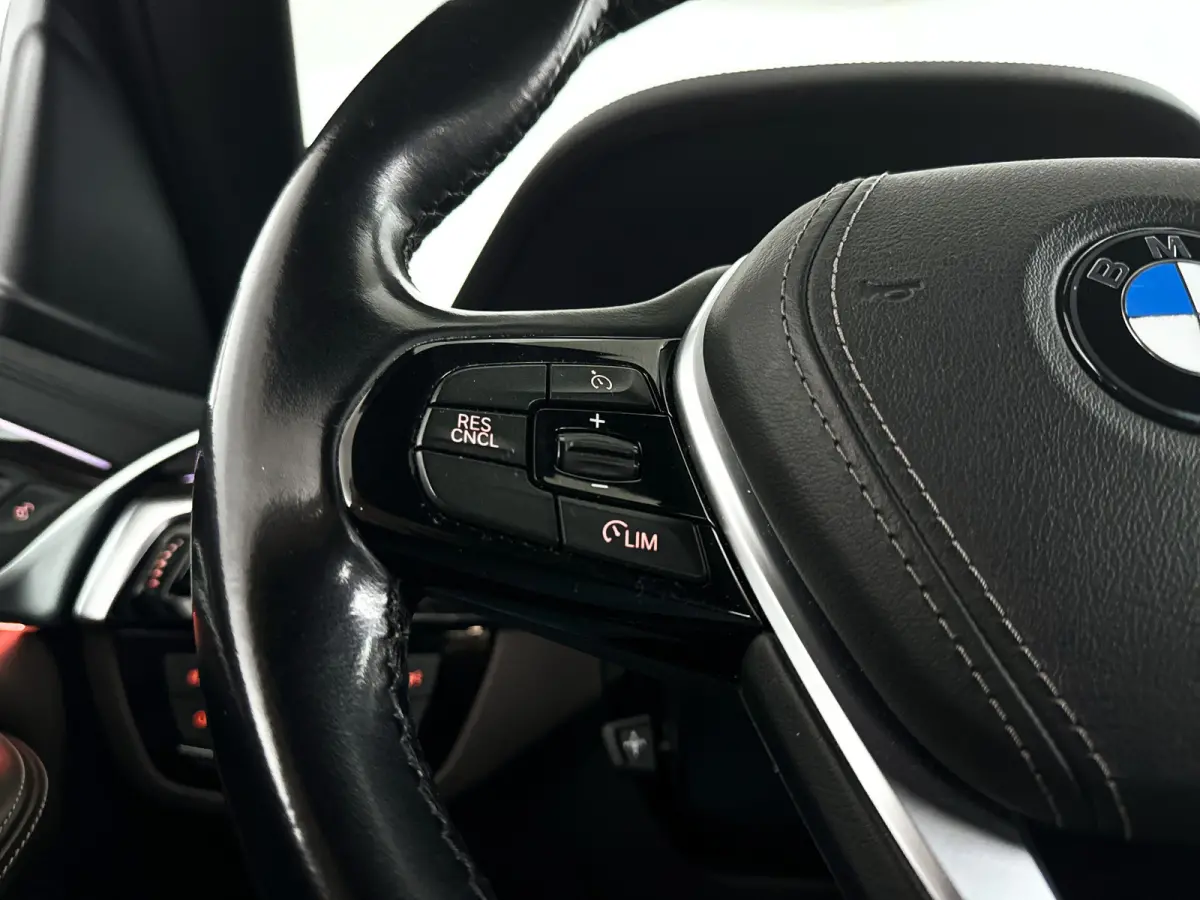 520i High Executive Edition | Navigatie | Head-up Display | Stoelverwarming
