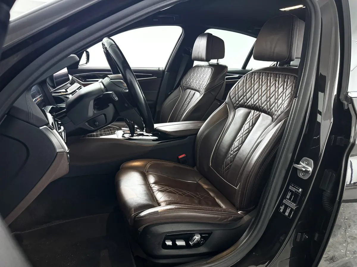 520i High Executive Edition | Navigatie | Head-up Display | Stoelverwarming