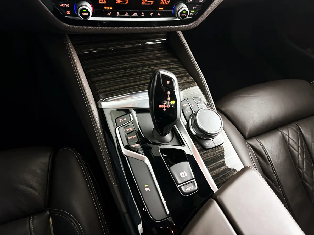 520i High Executive Edition | Navigatie | Head-up Display | Stoelverwarming