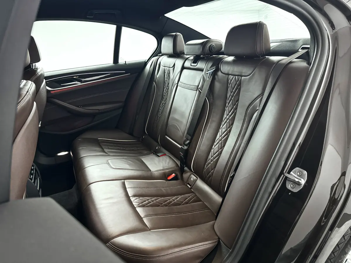 520i High Executive Edition | Navigatie | Head-up Display | Stoelverwarming