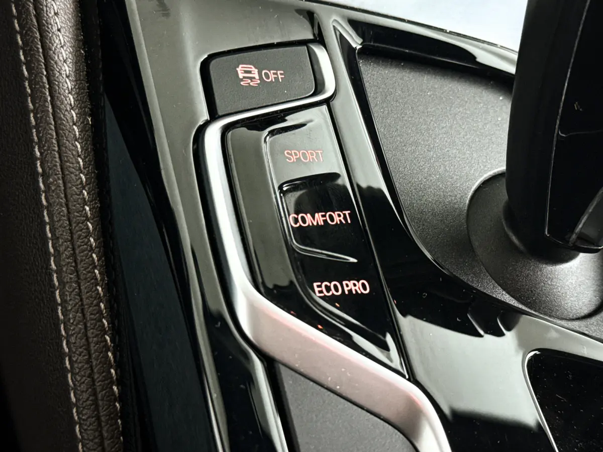 520i High Executive Edition | Navigatie | Head-up Display | Stoelverwarming