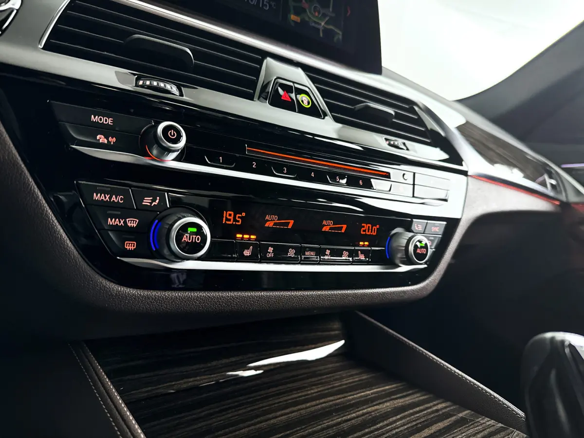 520i High Executive Edition | Navigatie | Head-up Display | Stoelverwarming