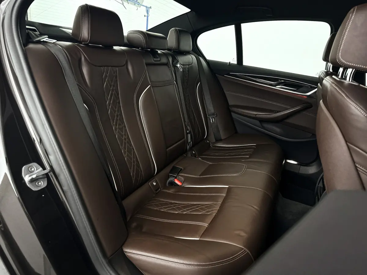 520i High Executive Edition | Navigatie | Head-up Display | Stoelverwarming