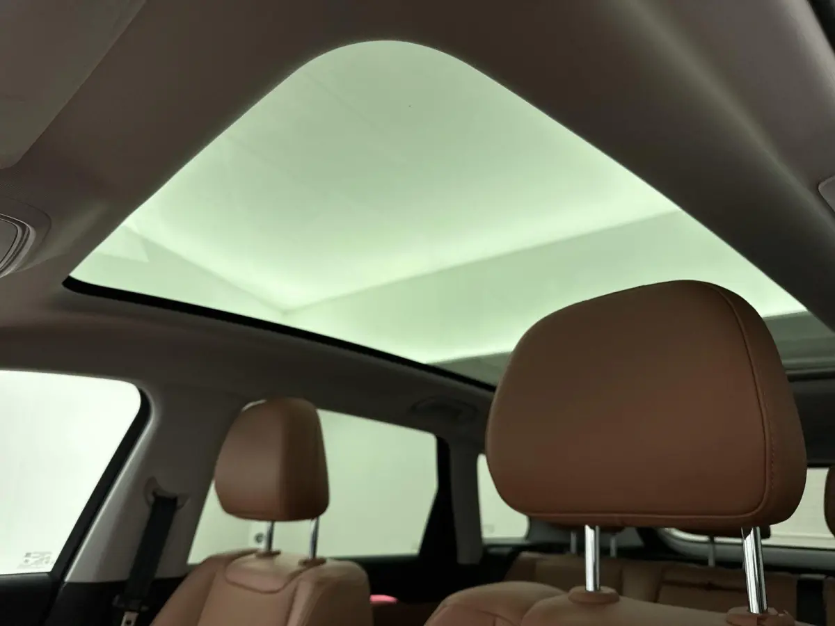 Design 28.4 kWh | Online Navigatie | Adaptieve Cruise Control | Verwarmbare/geventileerde Lederen Stoelen | Handsfree Kofferbak |