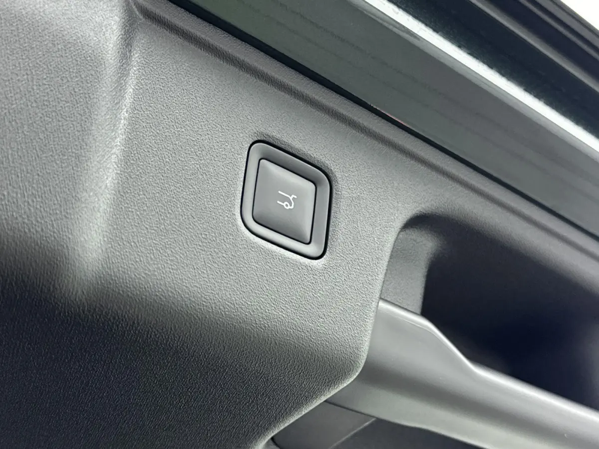 Design 28.4 kWh | Online Navigatie | Adaptieve Cruise Control | Verwarmbare/geventileerde Lederen Stoelen | Handsfree Kofferbak |