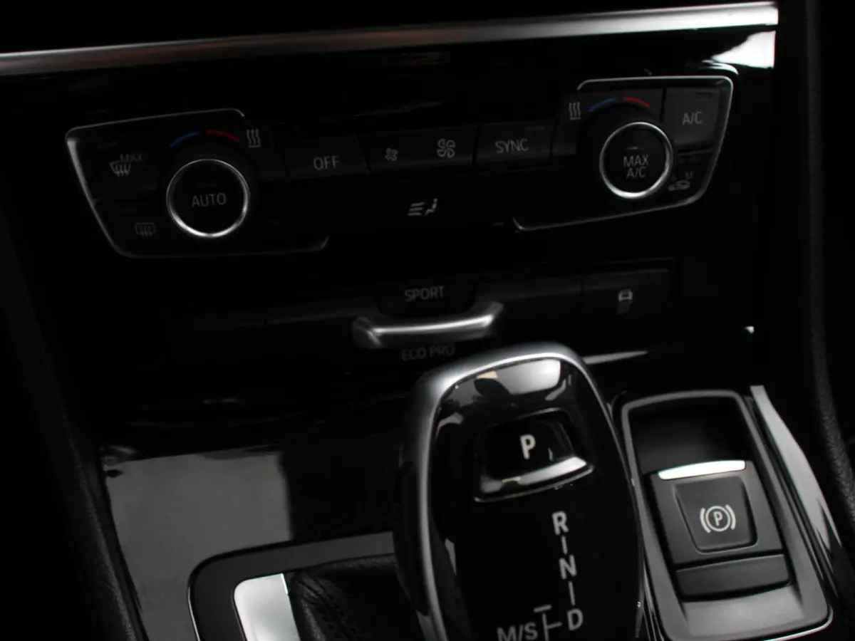 218i Automaat Corporate Lease Executive 7p Cruise control Lichtmetalen velgen Navigatie Parkeersensoren achter Radio LED
