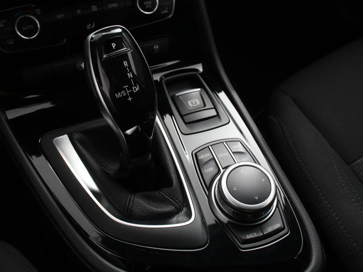 218i Automaat Corporate Lease Executive 7p Cruise control Lichtmetalen velgen Navigatie Parkeersensoren achter Radio LED