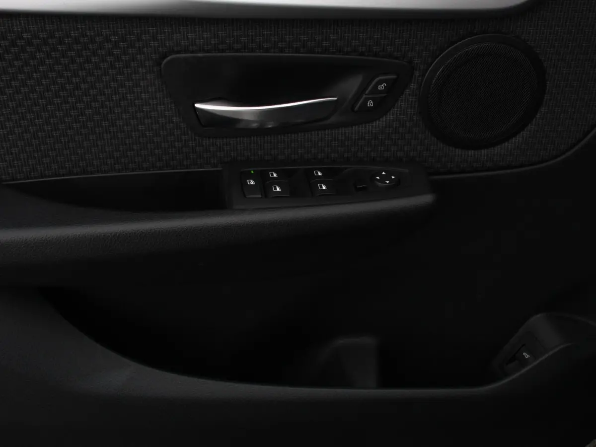 218i Automaat Corporate Lease Executive 7p Cruise control Lichtmetalen velgen Navigatie Parkeersensoren achter Radio LED