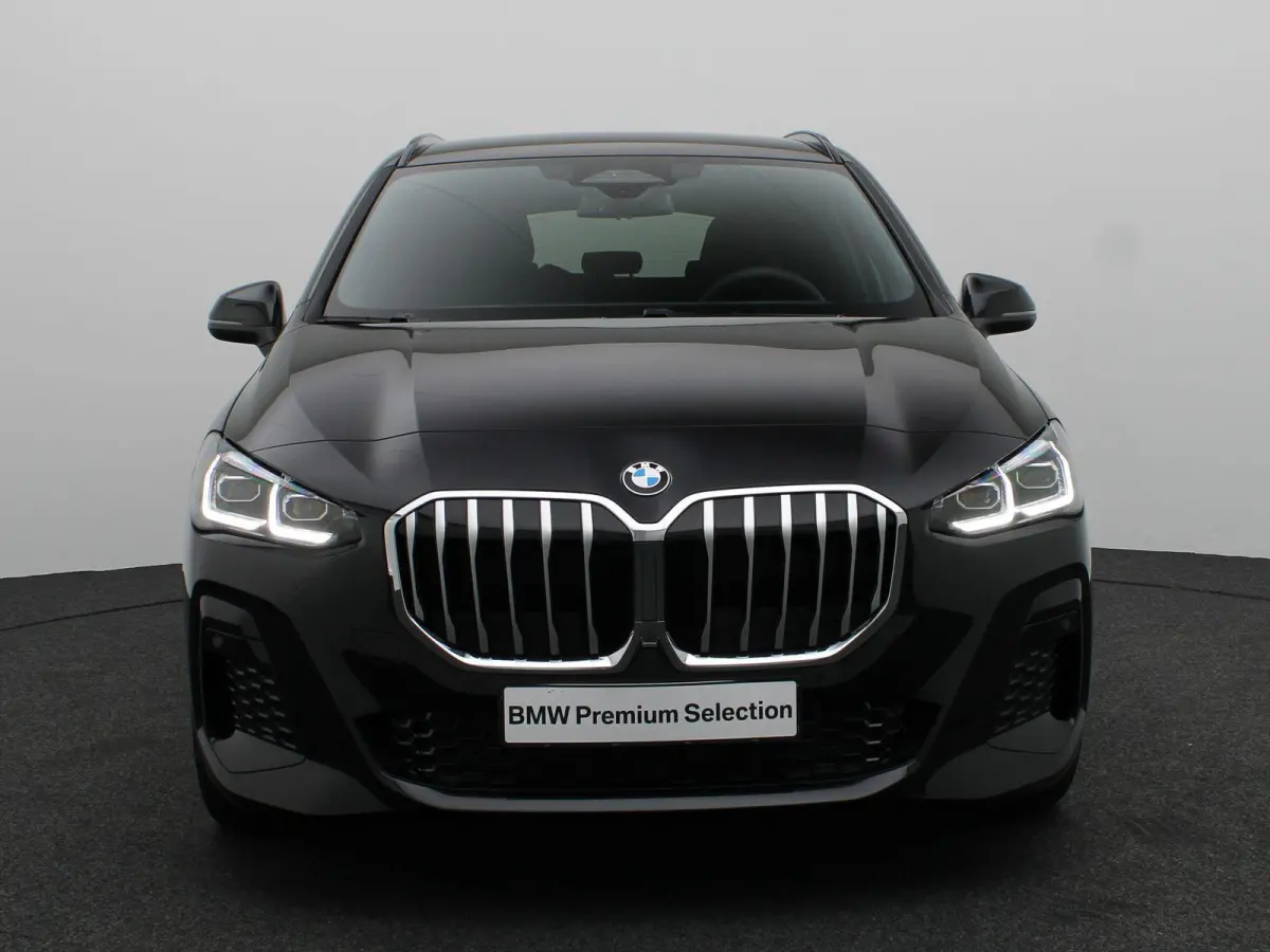218i M Sportpakket | Premium Pack | Stuurwielrand Verwarmd | Trekhaak | 	Driving Assistant | Parking Assistant | 18''