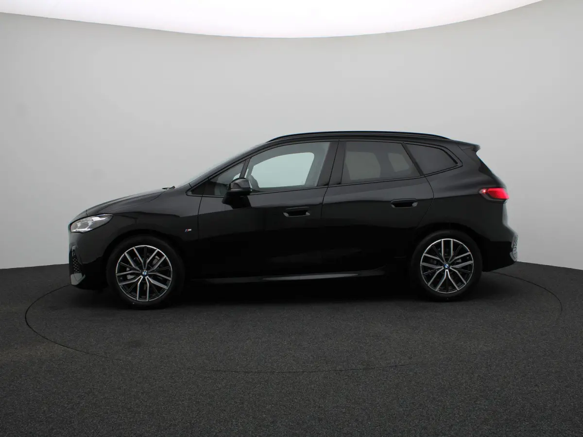 218i M Sportpakket | Premium Pack | Stuurwielrand Verwarmd | Trekhaak | 	Driving Assistant | Parking Assistant | 18''