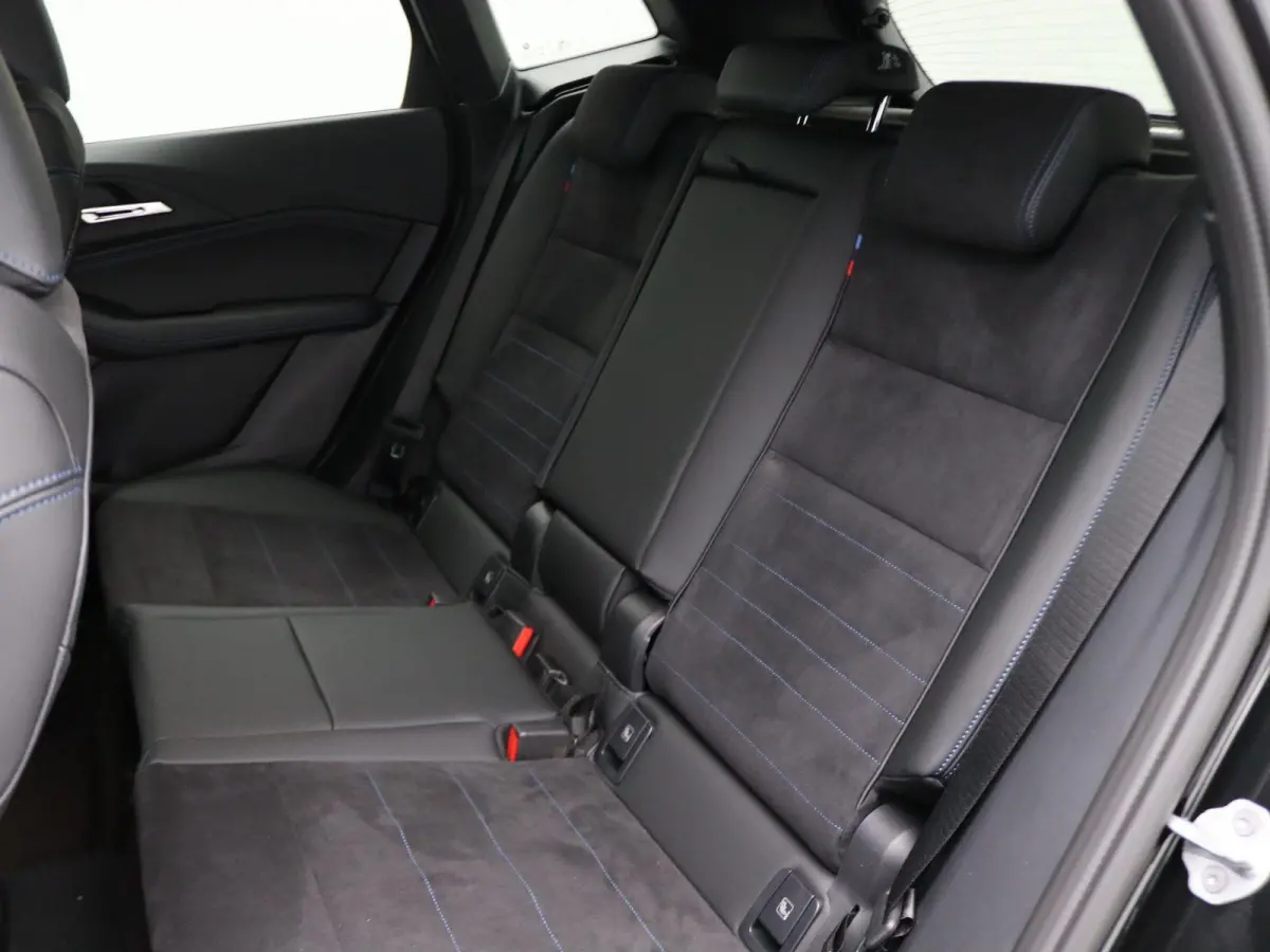 218i M Sportpakket | Premium Pack | Stuurwielrand Verwarmd | Trekhaak | 	Driving Assistant | Parking Assistant | 18''