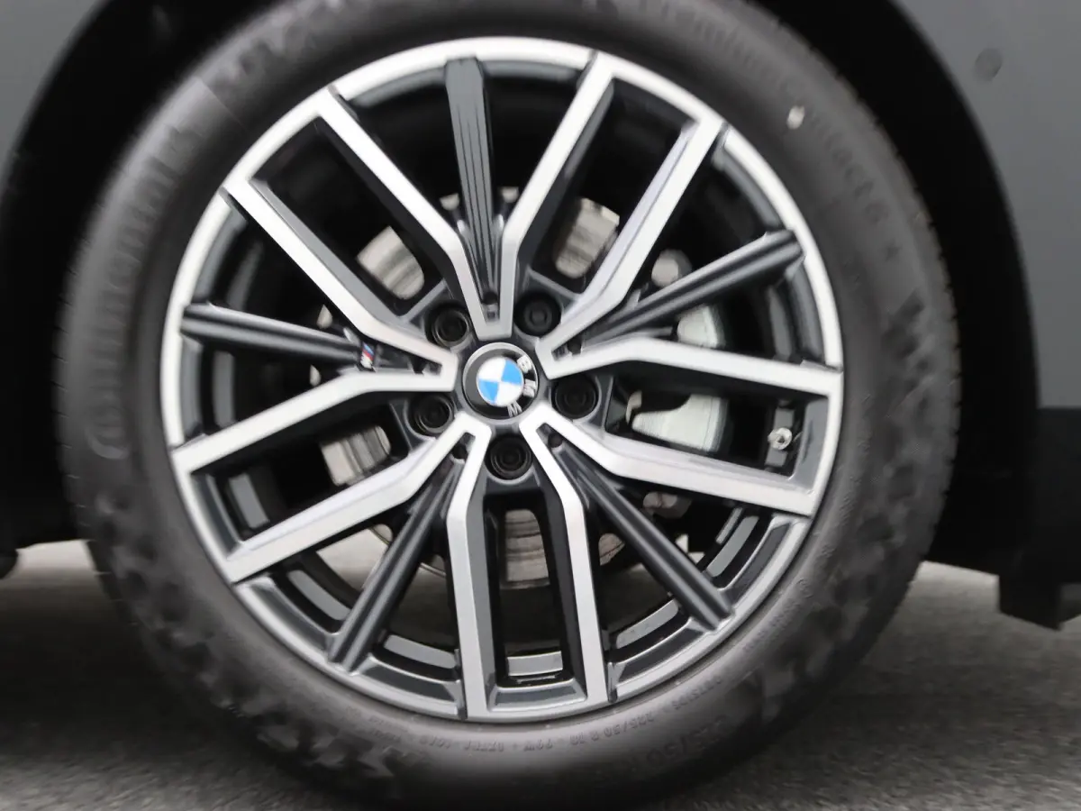218i M Sportpakket | Premium Pack | Stuurwielrand Verwarmd | Trekhaak | 	Driving Assistant | Parking Assistant | 18''