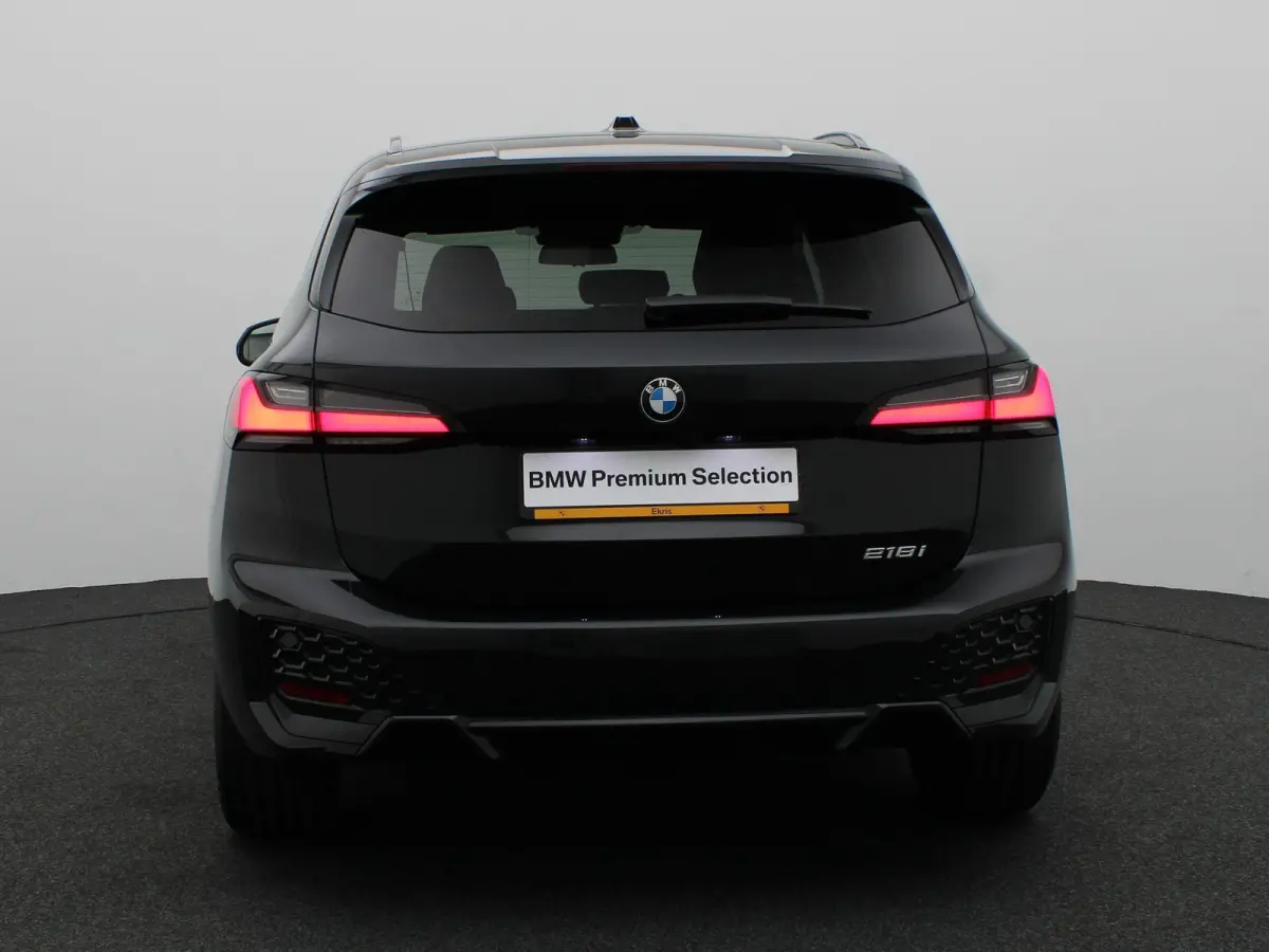 218i M Sportpakket | Premium Pack | Stuurwielrand Verwarmd | Trekhaak | 	Driving Assistant | Parking Assistant | 18''