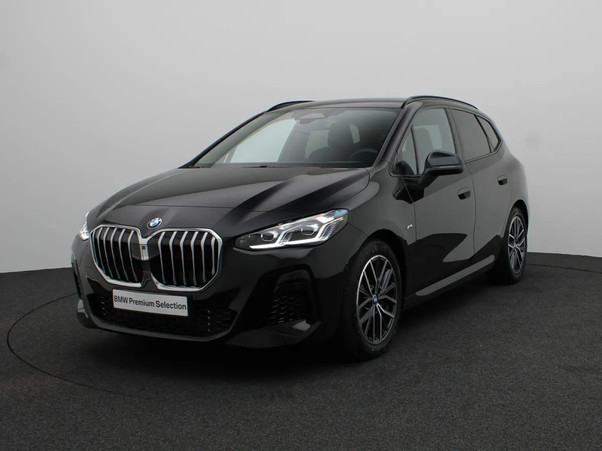 218i M Sportpakket | Premium Pack | Stuurwielrand Verwarmd | Trekhaak | 	Driving Assistant | Parking Assistant | 18''