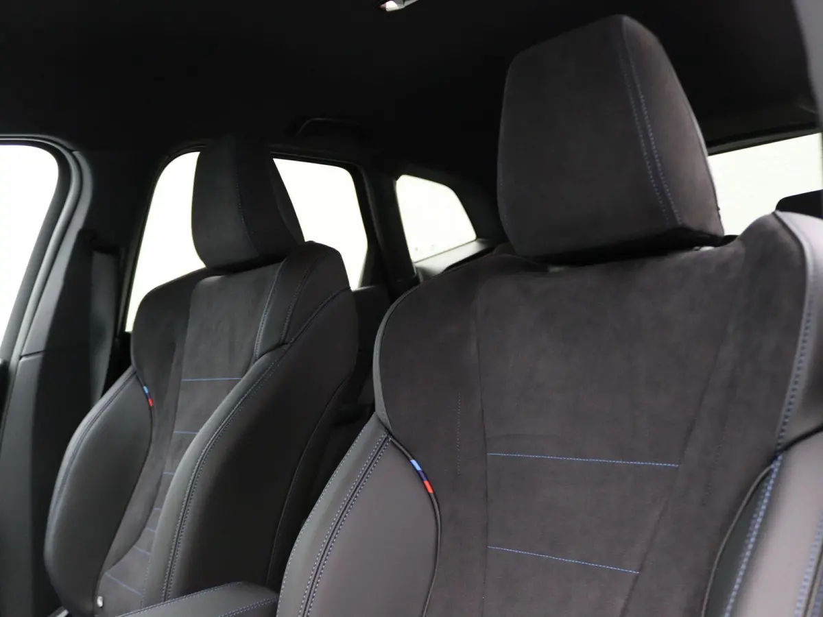 218i M Sportpakket | Premium Pack | Stuurwielrand Verwarmd | Trekhaak | 	Driving Assistant | Parking Assistant | 18''