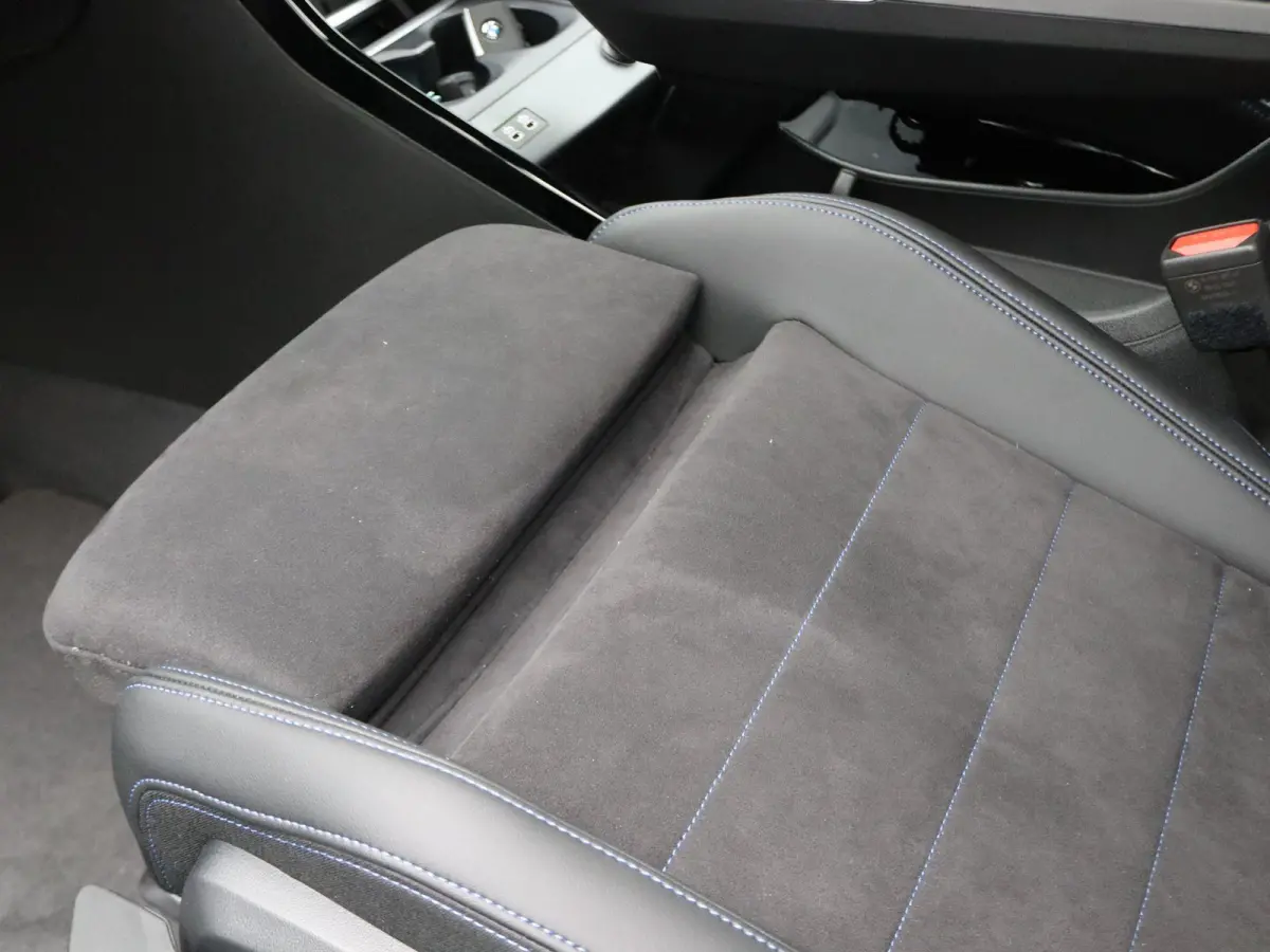 218i M Sportpakket | Premium Pack | Stuurwielrand Verwarmd | Trekhaak | 	Driving Assistant | Parking Assistant | 18''
