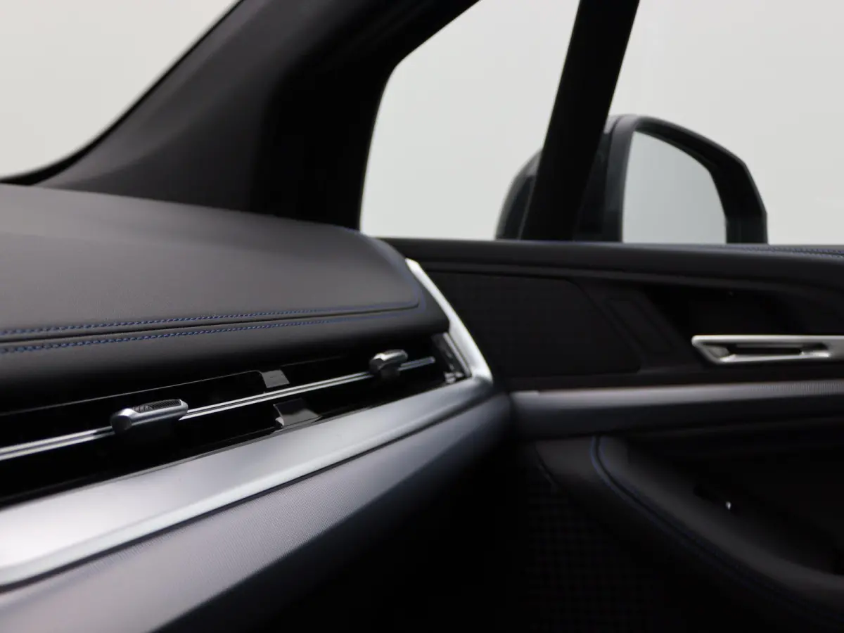 218i M Sportpakket | Premium Pack | Stuurwielrand Verwarmd | Trekhaak | 	Driving Assistant | Parking Assistant | 18''