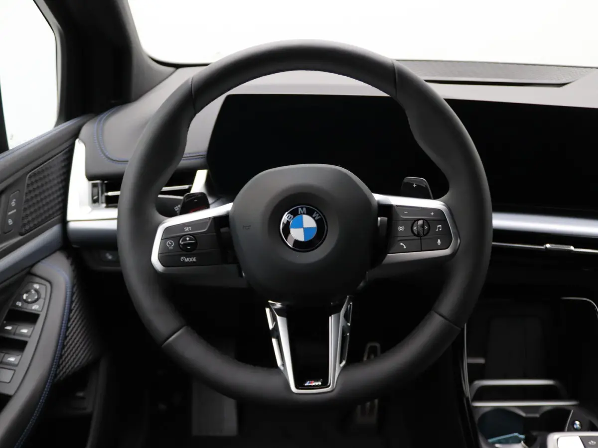 218i M Sportpakket | Premium Pack | Stuurwielrand Verwarmd | Trekhaak | 	Driving Assistant | Parking Assistant | 18''