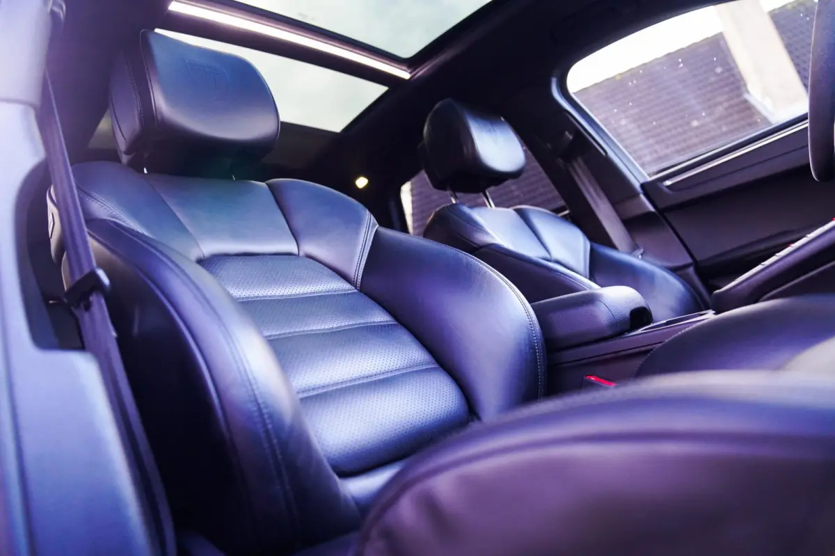 2.0 | Suede stuurwiel | Pano | Stuurwiel verwarming | Bose | Luchtvering | Dealer onderhouden |