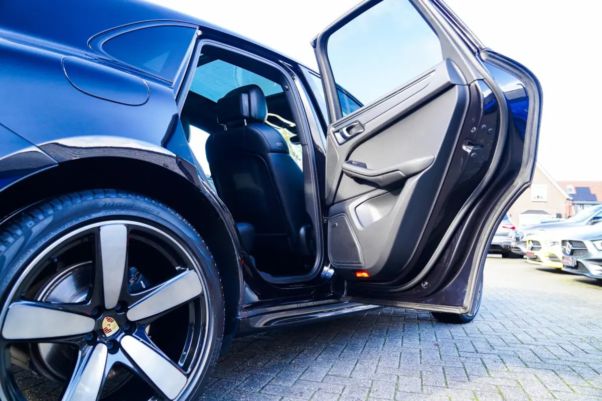 2.0 | Suede stuurwiel | Pano | Stuurwiel verwarming | Bose | Luchtvering | Dealer onderhouden |
