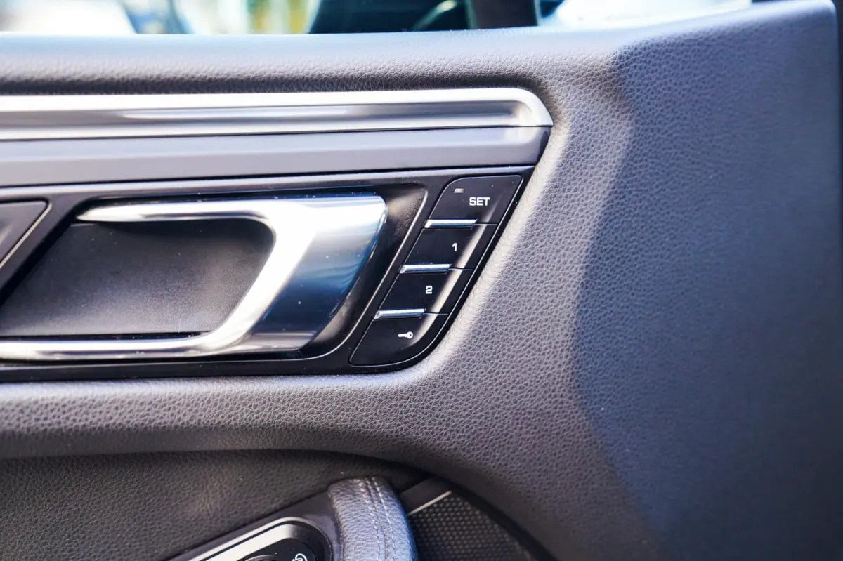 2.0 | Suede stuurwiel | Pano | Stuurwiel verwarming | Bose | Luchtvering | Dealer onderhouden |