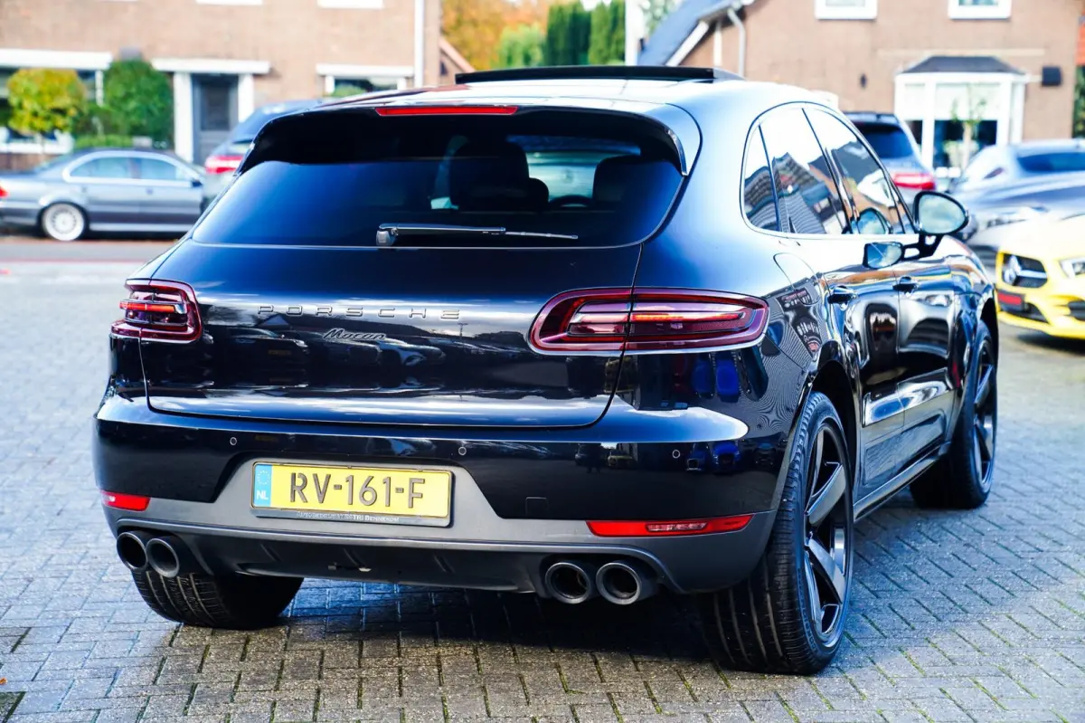 2.0 | Suede stuurwiel | Pano | Stuurwiel verwarming | Bose | Luchtvering | Dealer onderhouden |