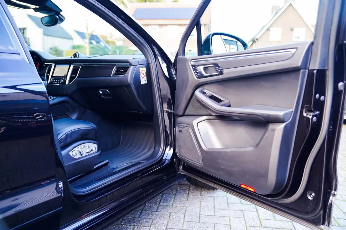 2.0 | Suede stuurwiel | Pano | Stuurwiel verwarming | Bose | Luchtvering | Dealer onderhouden |