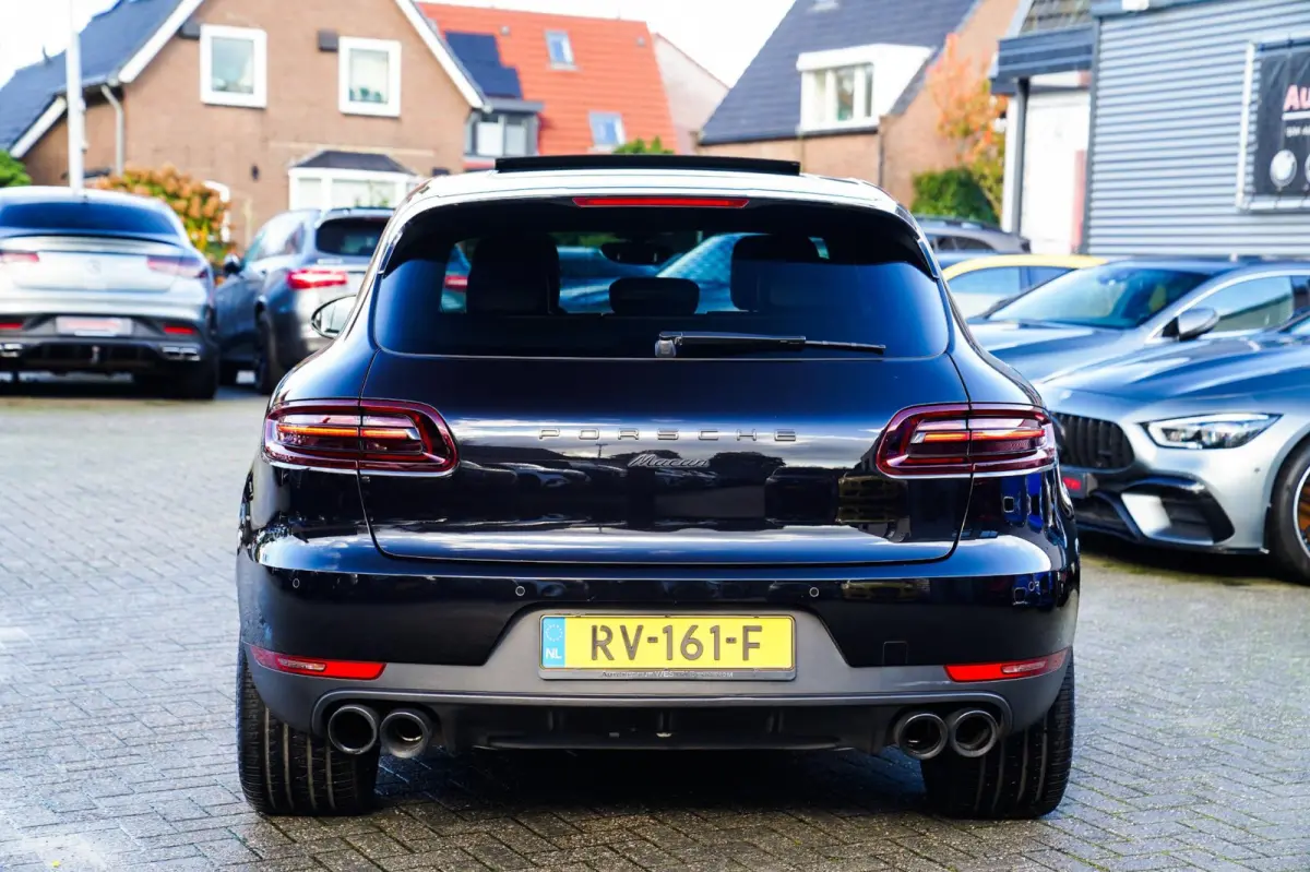 2.0 | Suede stuurwiel | Pano | Stuurwiel verwarming | Bose | Luchtvering | Dealer onderhouden |