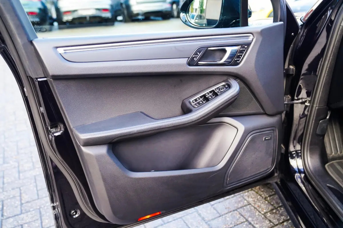 2.0 | Suede stuurwiel | Pano | Stuurwiel verwarming | Bose | Luchtvering | Dealer onderhouden |