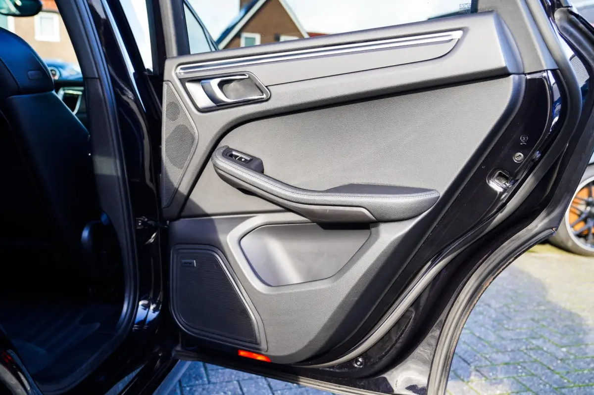 2.0 | Suede stuurwiel | Pano | Stuurwiel verwarming | Bose | Luchtvering | Dealer onderhouden |