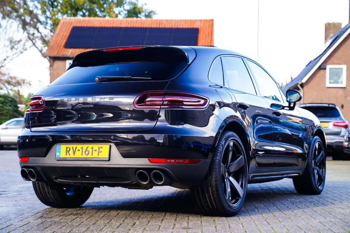 2.0 | Suede stuurwiel | Pano | Stuurwiel verwarming | Bose | Luchtvering | Dealer onderhouden |