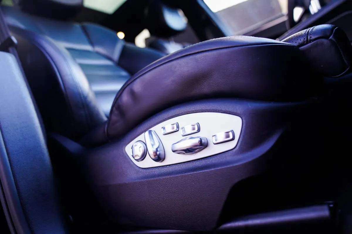2.0 | Suede stuurwiel | Pano | Stuurwiel verwarming | Bose | Luchtvering | Dealer onderhouden |