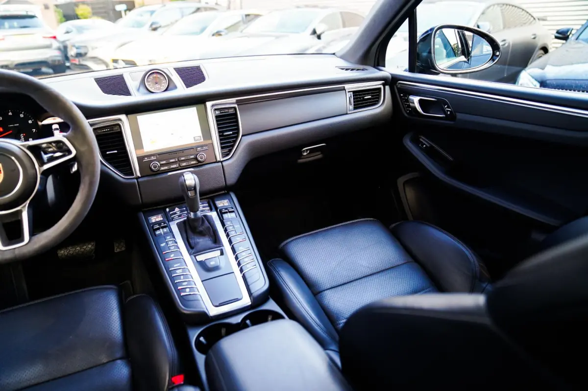 2.0 | Suede stuurwiel | Pano | Stuurwiel verwarming | Bose | Luchtvering | Dealer onderhouden |