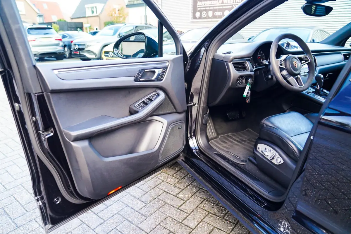 2.0 | Suede stuurwiel | Pano | Stuurwiel verwarming | Bose | Luchtvering | Dealer onderhouden |