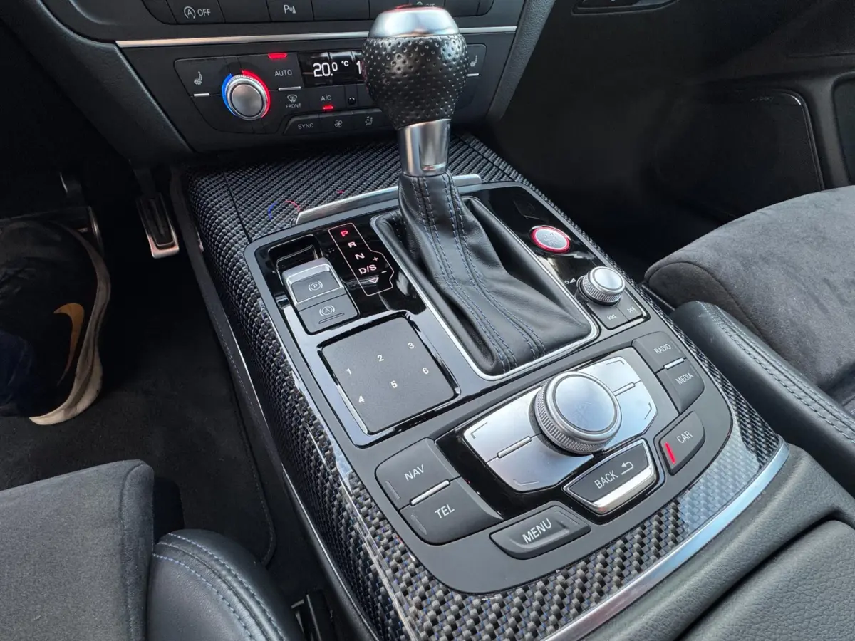 4.0 TFSI RS 6 quattro performance Pro Line Plus / Ceramic / Pano / Special Carbon / Milltek / Full Option. .