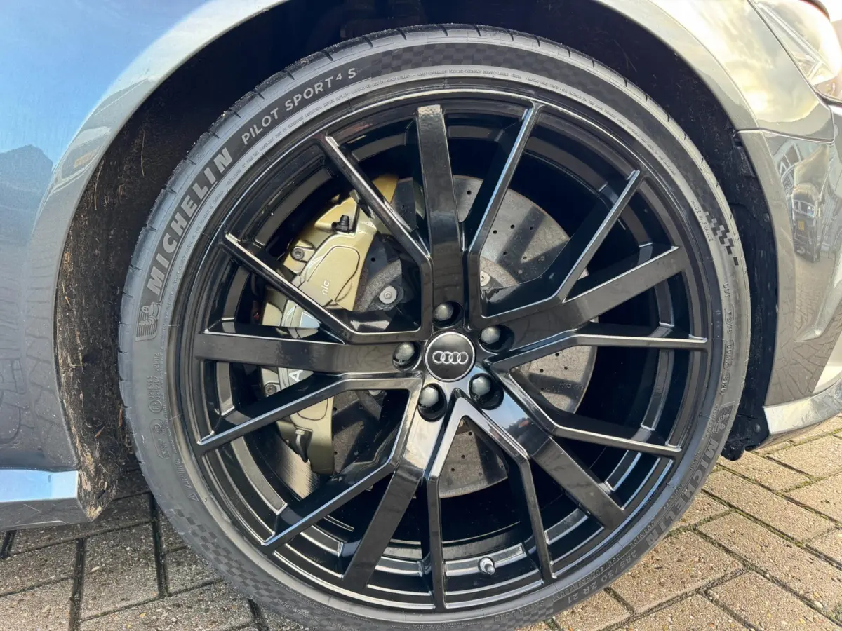 4.0 TFSI RS 6 quattro performance Pro Line Plus / Ceramic / Pano / Special Carbon / Milltek / Full Option. .